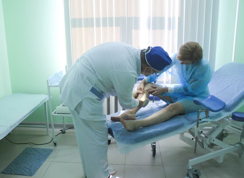 Kirurg pred operacijo pregleda pacientove vene.